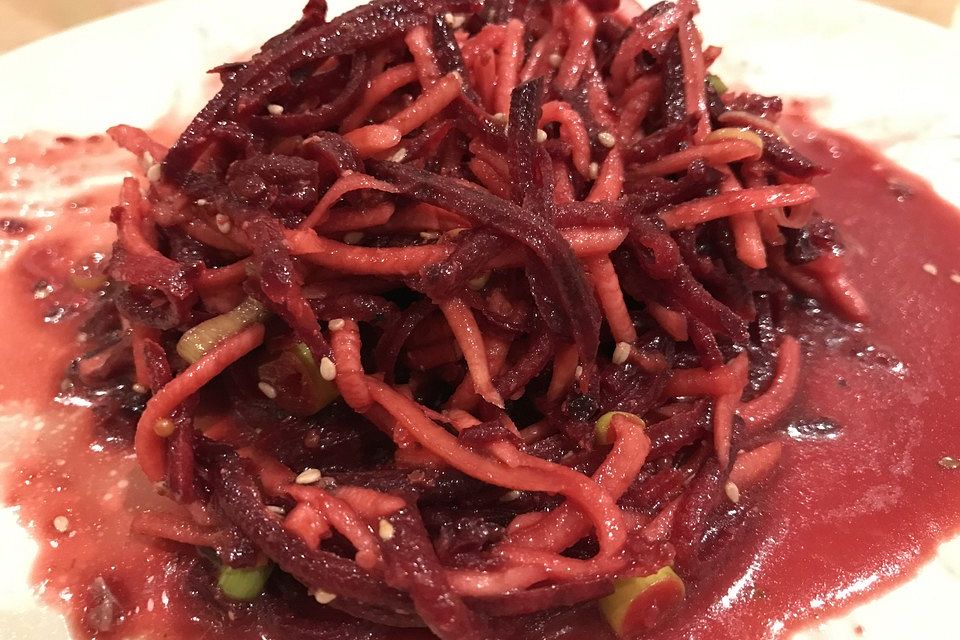 Salat von roher roter Bete und Kohlrabi