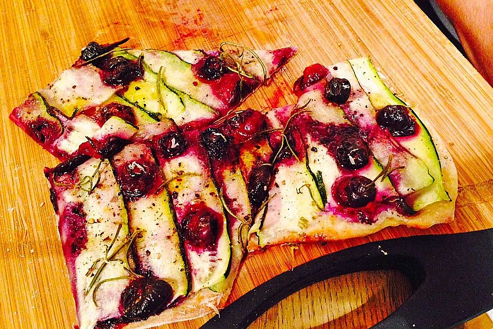 Zucchini-Blaubeer-Flammkuchen