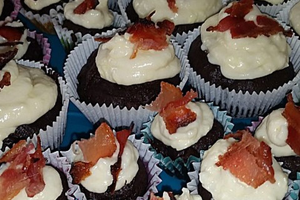 Schokoladen-Bier-Cupcakes mit Ahornsirup-Speck Frosting