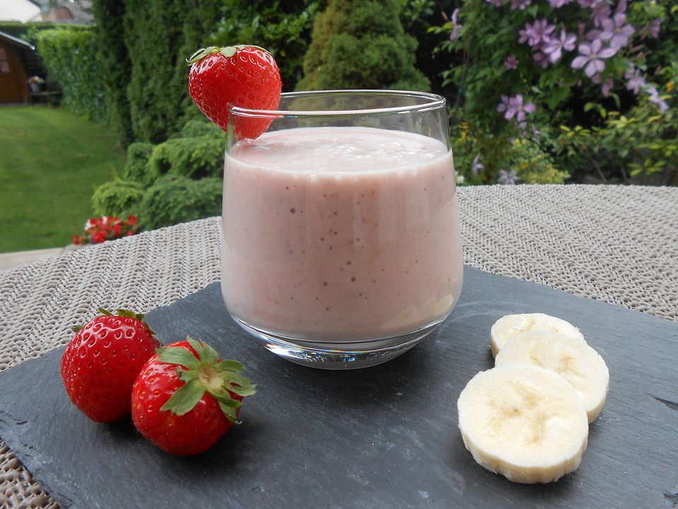 Erdbeer-Bananen-Smoothie mit Haferflocken und Joghurt von hatecake ...