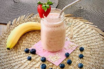 Erdbeer-Bananen-Smoothie mit Haferflocken und Joghurt