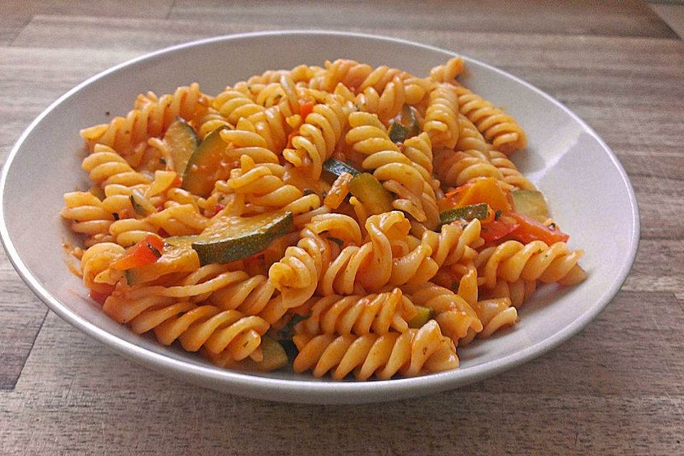 Feurige Fusilli mit Paprika und Zucchini