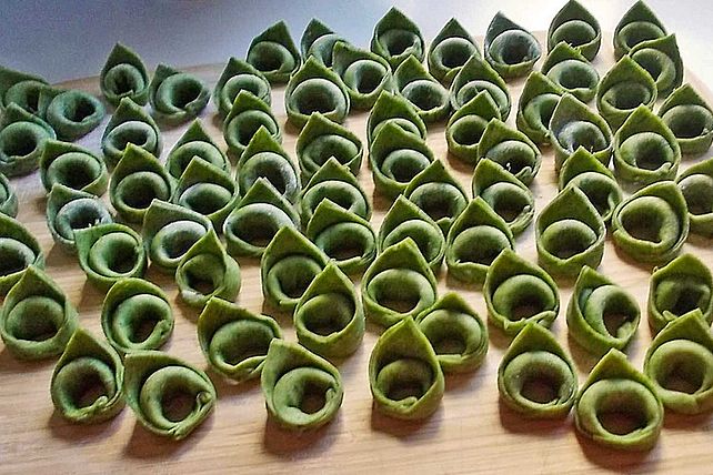 Spinat-Tortellini mit Spinat-Käse-Füllung von mirjaplinsky| Chefkoch