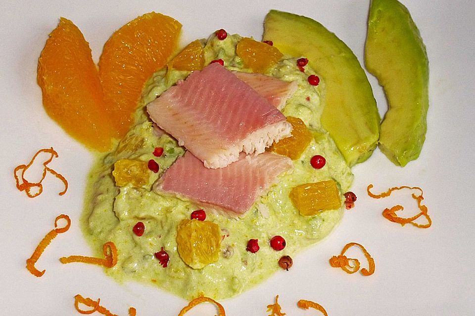 Smokeys geräucherte Forelle mit Avocado-Orangen-Sauce