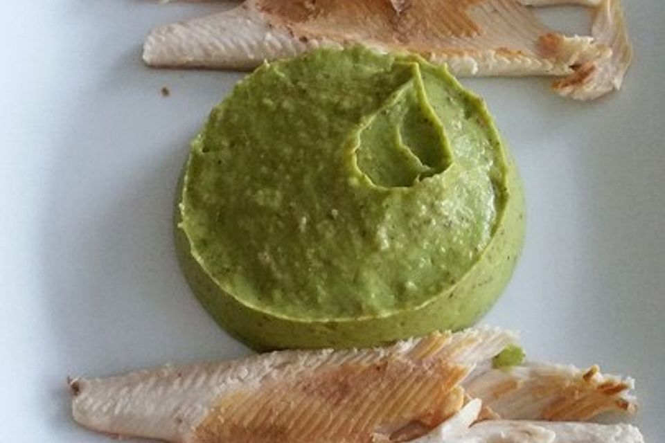 Smokeys geräucherte Forelle mit Avocado-Orangen-Sauce