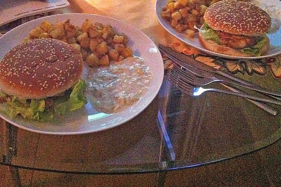 Hähnchenburger mit Kartoffelwürfeln und Joghurtsoße