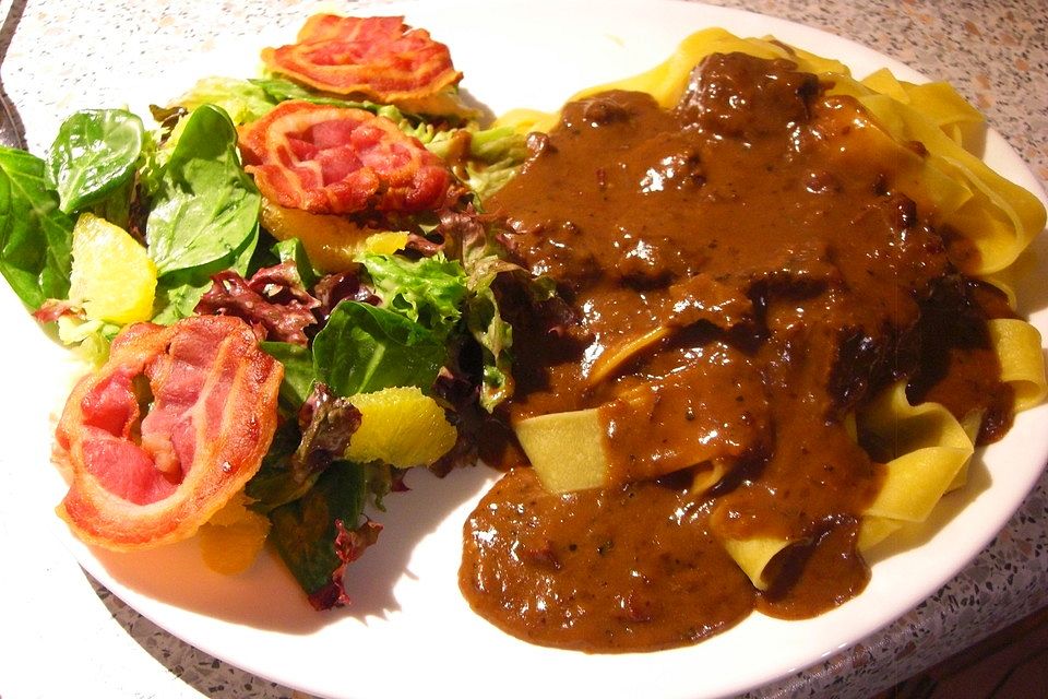 Hirschragout mit Bandnudeln