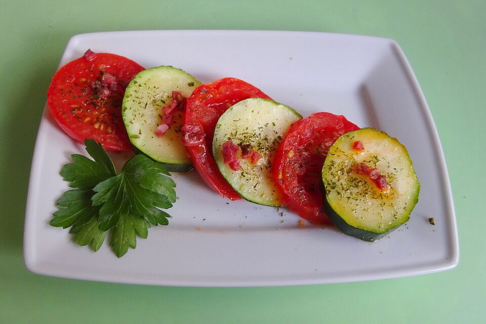 Geschmorte Zucchini mit Tomaten und Speck