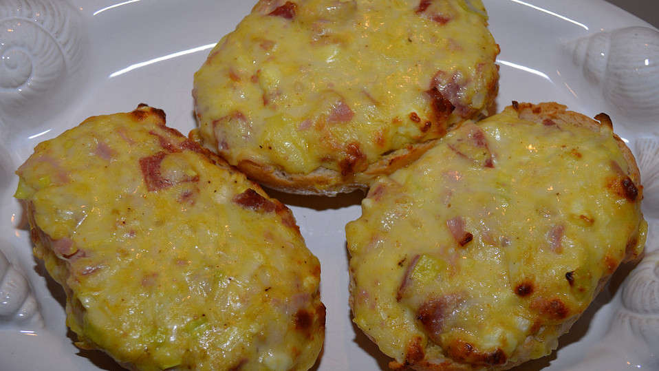 Überbackene Brötchen mit Porree und Crème fraîche von Hexensteph