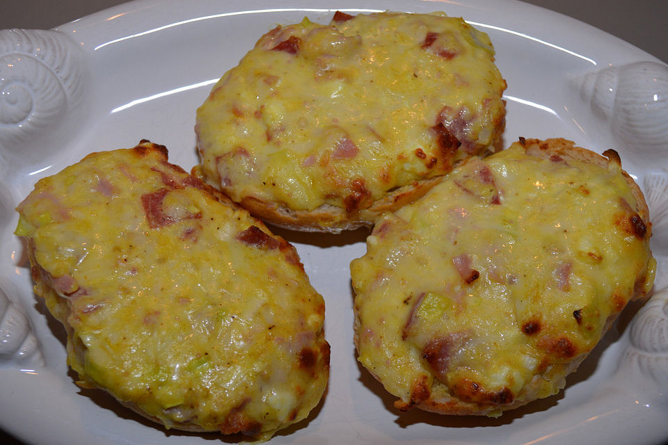 Überbackene Brötchen mit Porree und Crème fraîche