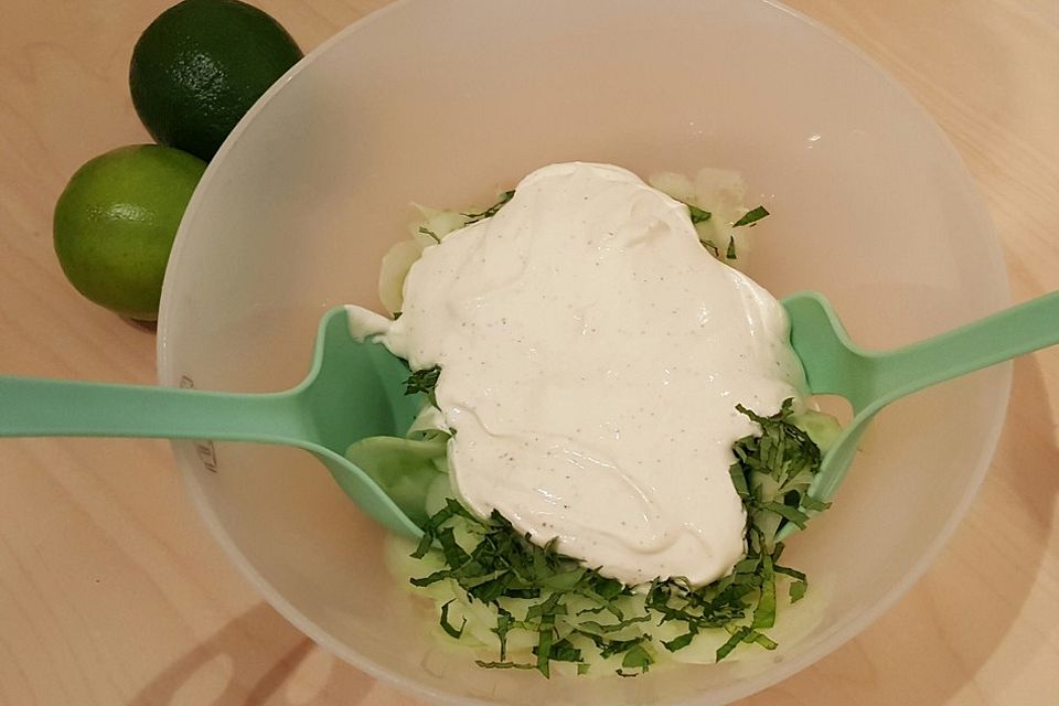 Gurkensalat mit Minze-Limetten-Dressing