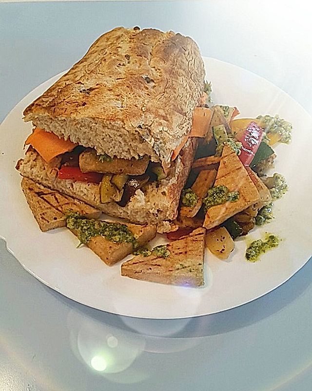 Ciabatta Sandwich mit gegrilltem Gemüse, Mozzarella und Pesto