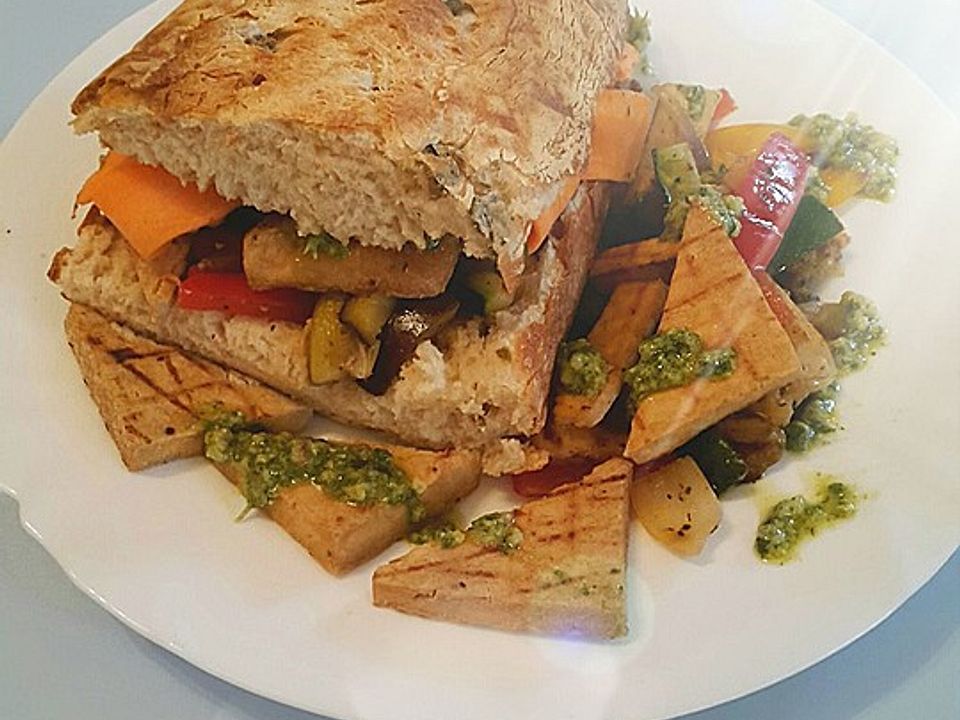 Ciabatta Sandwich mit gegrilltem Gemüse, Mozzarella und Pesto von ...
