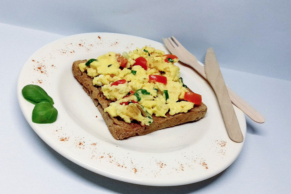 Traumhaft lockeres Rührei mit Joghurt, Tomaten und Frühlingszwiebeln