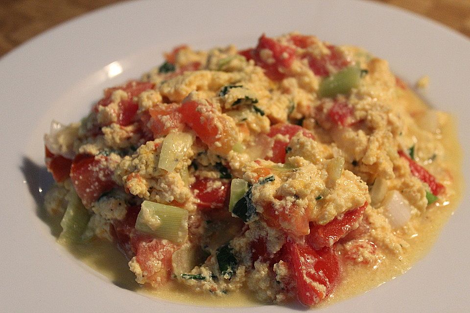 Traumhaft lockeres Rührei mit Joghurt, Tomaten und Frühlingszwiebeln