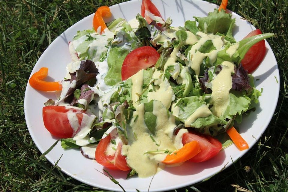 Leichter Salat mit Senf- oder Currydressing