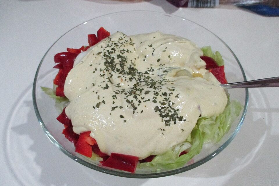 Leichter Salat mit Senf- oder Currydressing