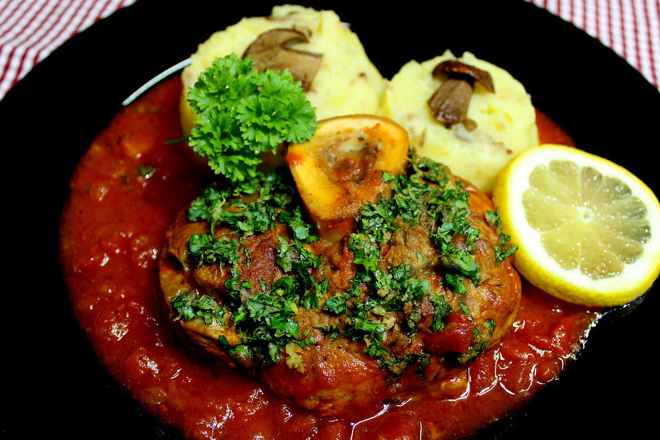 Ossobuco alla Milanese mit Weißwein-Tomatensauce