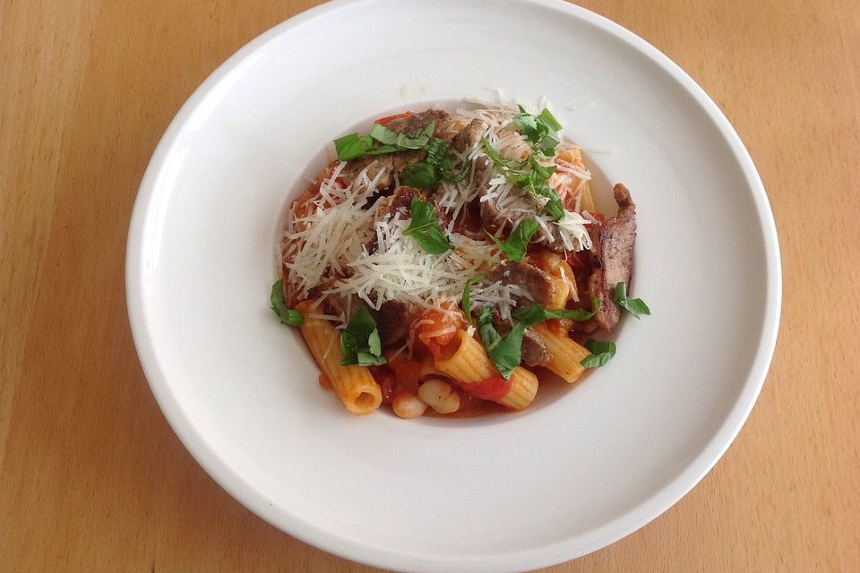 Rigatoni mit Schweinefilet in Bohnen-Tomaten-Sauce