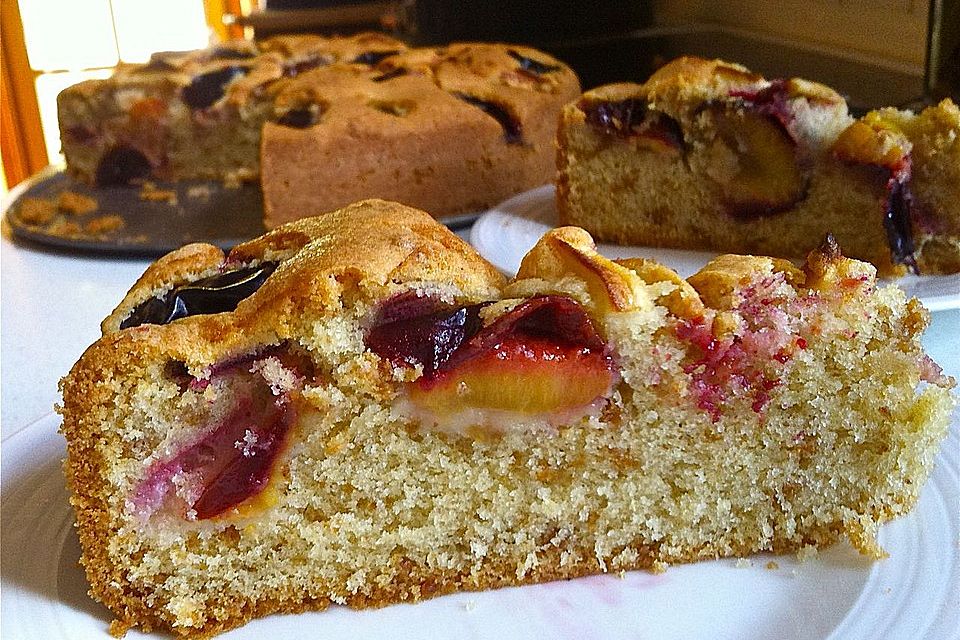 Versunkener Zwetschgenkuchen mit Amarettini und Zimt