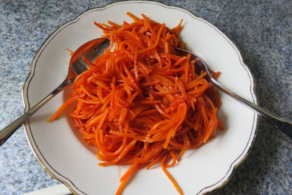 Spaghetti von der Möhre in roter Soße