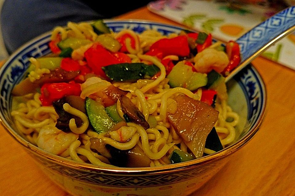 Würzige asiatische Gemüse-Nudelsuppe mit Garnelen