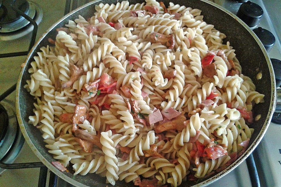 Pasta mit Pfifferlingen in Tomaten-Sahne-Sauce