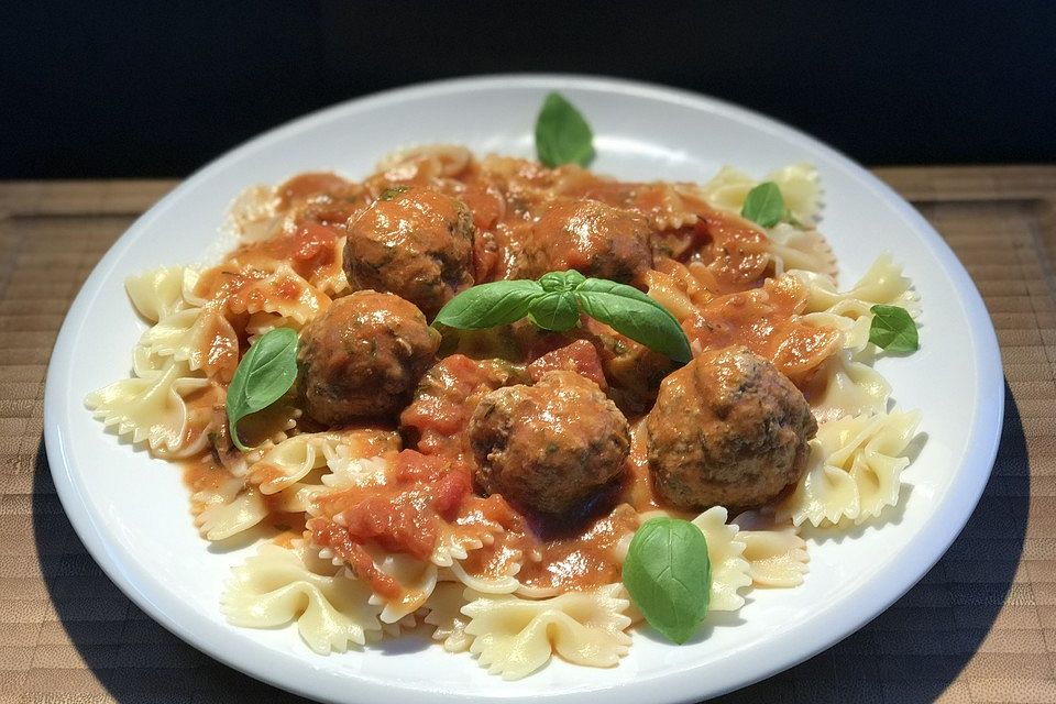 Farfalle mit frischen Hackbällchen in Tomatensauce