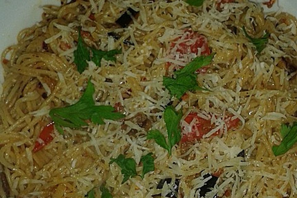 Spaghettini mit Auberginen und Kirschtomaten