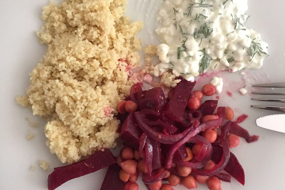 Bulgur mit Rote-Bete-Gemüse und Frischkäse