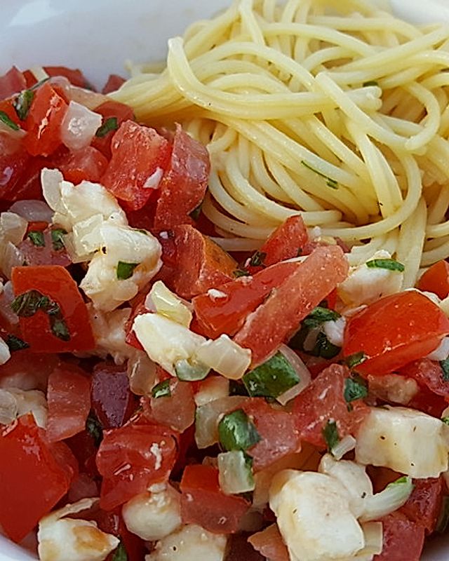 Spaghetti mit kalter Tomaten-Mozzarella Sauce