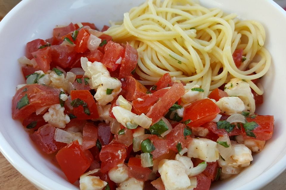 Spaghetti mit kalter Tomaten-Mozzarella Sauce