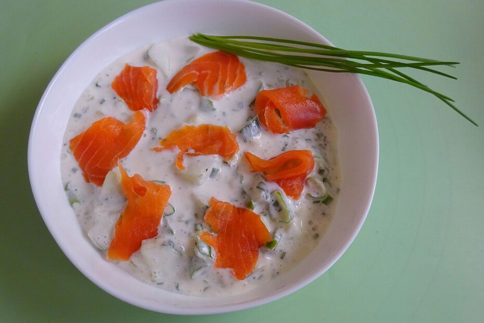 Joghurtsuppe mit Salatgurke und Raücherlachs