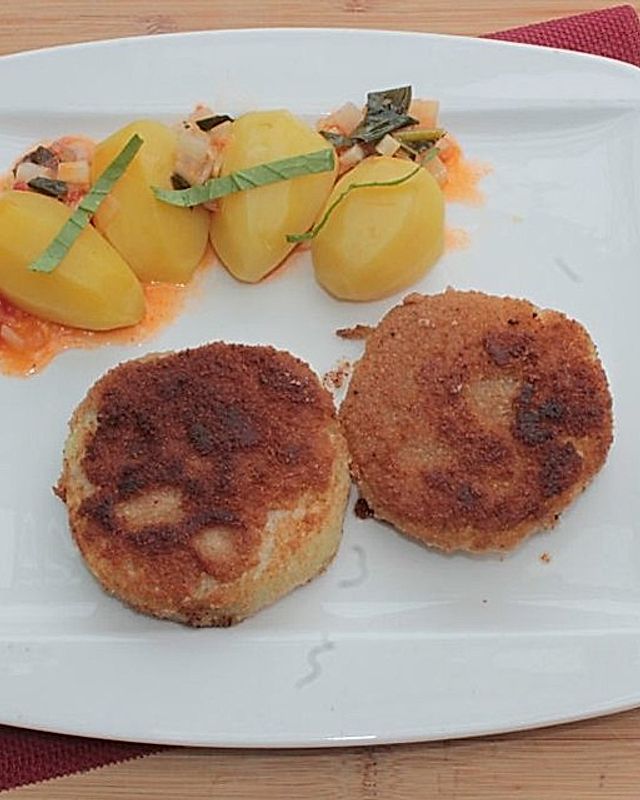 Vegane Kohlrabischnitzel mit Sauce und Kartoffeln