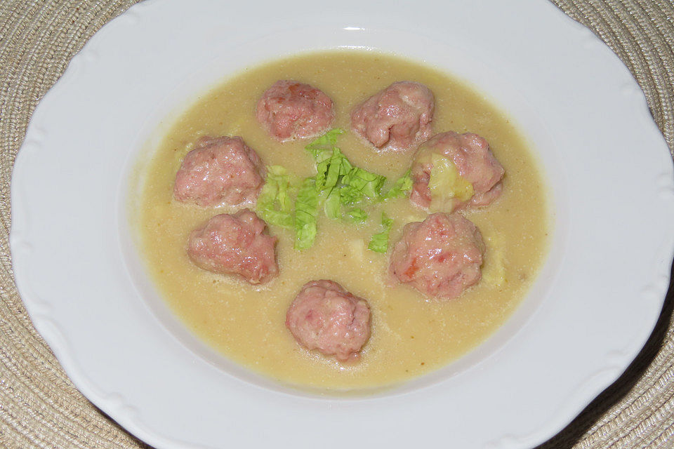 Wirsingsuppe mit Bratwurstbällchen