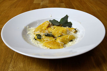 Kürbisgnocchi mit Pfifferling-Amarettini-Sauce