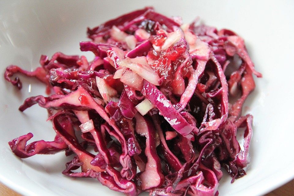 Rotkohlsalat mit Preiselbeeren