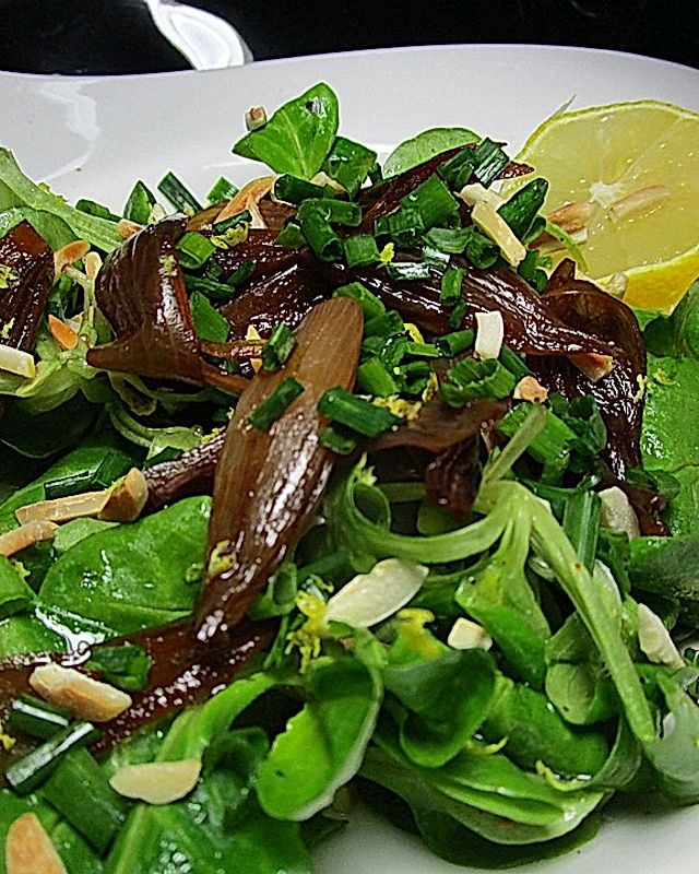 Feldsalat mit Balsamicozwiebeln und Walnüssen