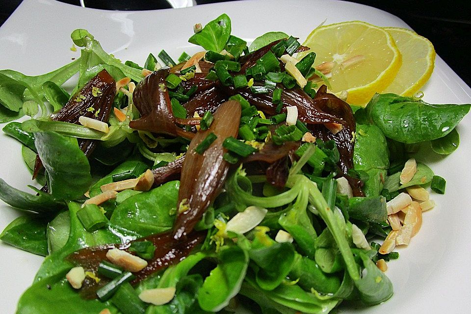 Feldsalat mit Balsamicozwiebeln und Walnüssen