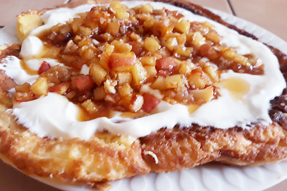 Eierkuchen mit karamellisiertem Apfel