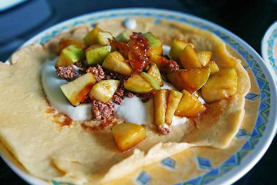 Eierkuchen mit karamellisiertem Apfel