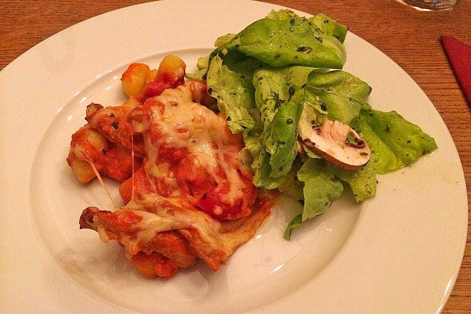 Überbackene Gnocchi in Tomatensoße mit Schnitzelstreifchen