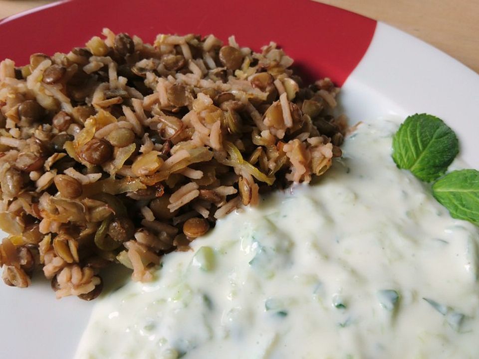 Mujaddara - ein leckeres arabisches Linsen-Reis-Gericht mit Joghurtsoße ...