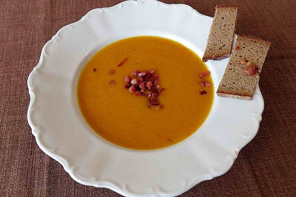 Paprika-Kürbissuppe mit Kokosmilch und roten Linsen