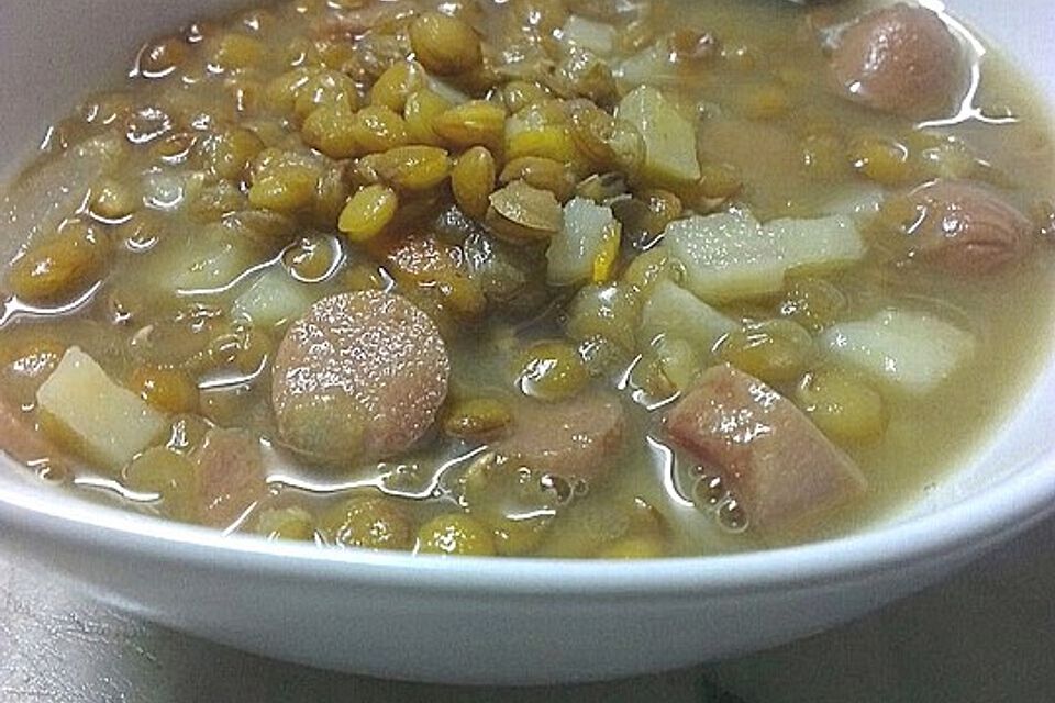 Hausmacher-Linsensuppe mit Wurst