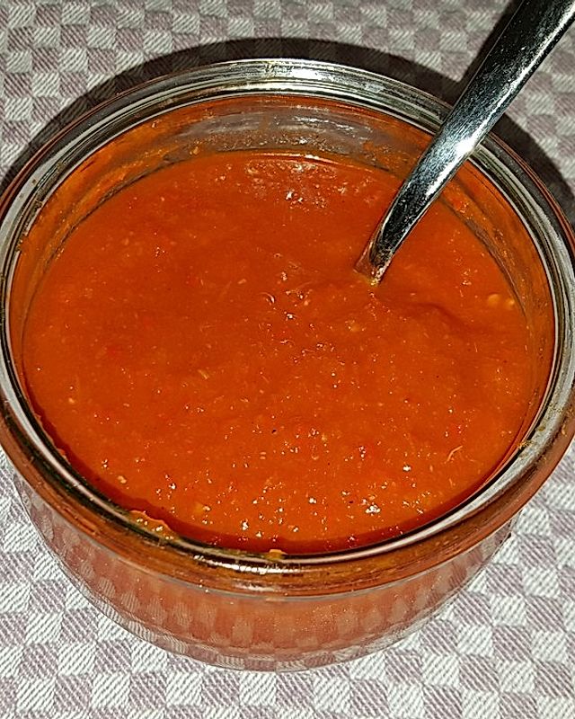Pikante türkische Tomaten-Paprikasauce