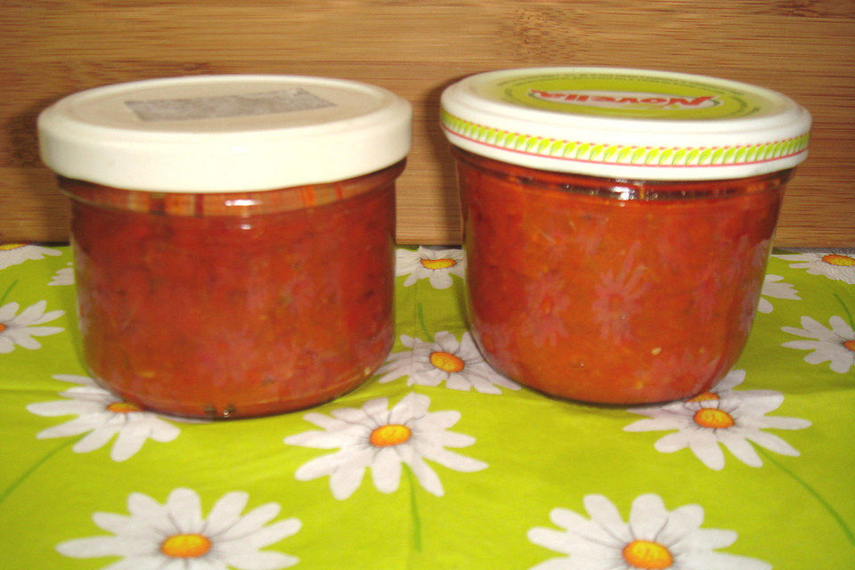 Pikante türkische Tomaten-Paprikasauce