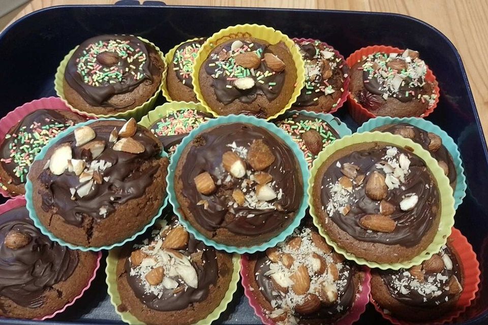 Vegane Muffins mit Kirschen und Haselnüssen