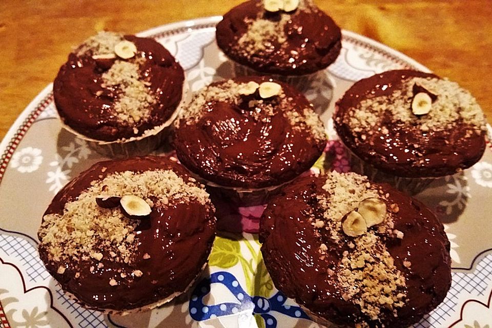 Vegane Muffins mit Kirschen und Haselnüssen