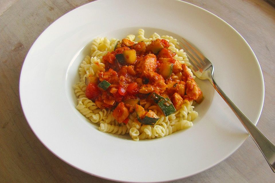 Pasta mit Hähnchen, Zucchini und Tomatensauce